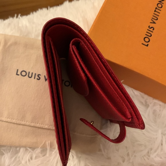 Louis Vuitton Epi Red wallet. Beautiful condition and comes with bag & a box - Picture 8 of 9